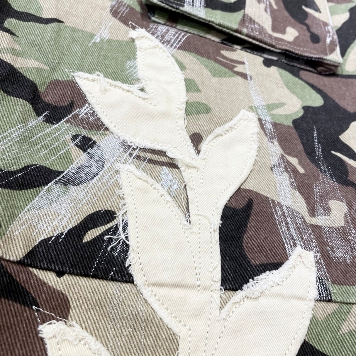CHILLIN' -Camo Cargo Shorts-